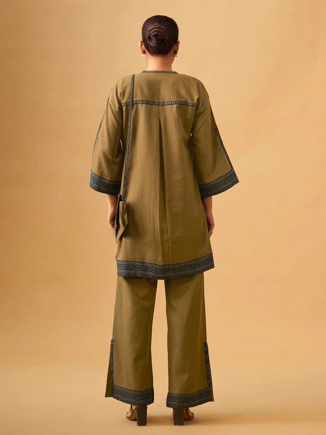 Elegant Cotton Kurta Set with a Matching Sling Bag - Image 3