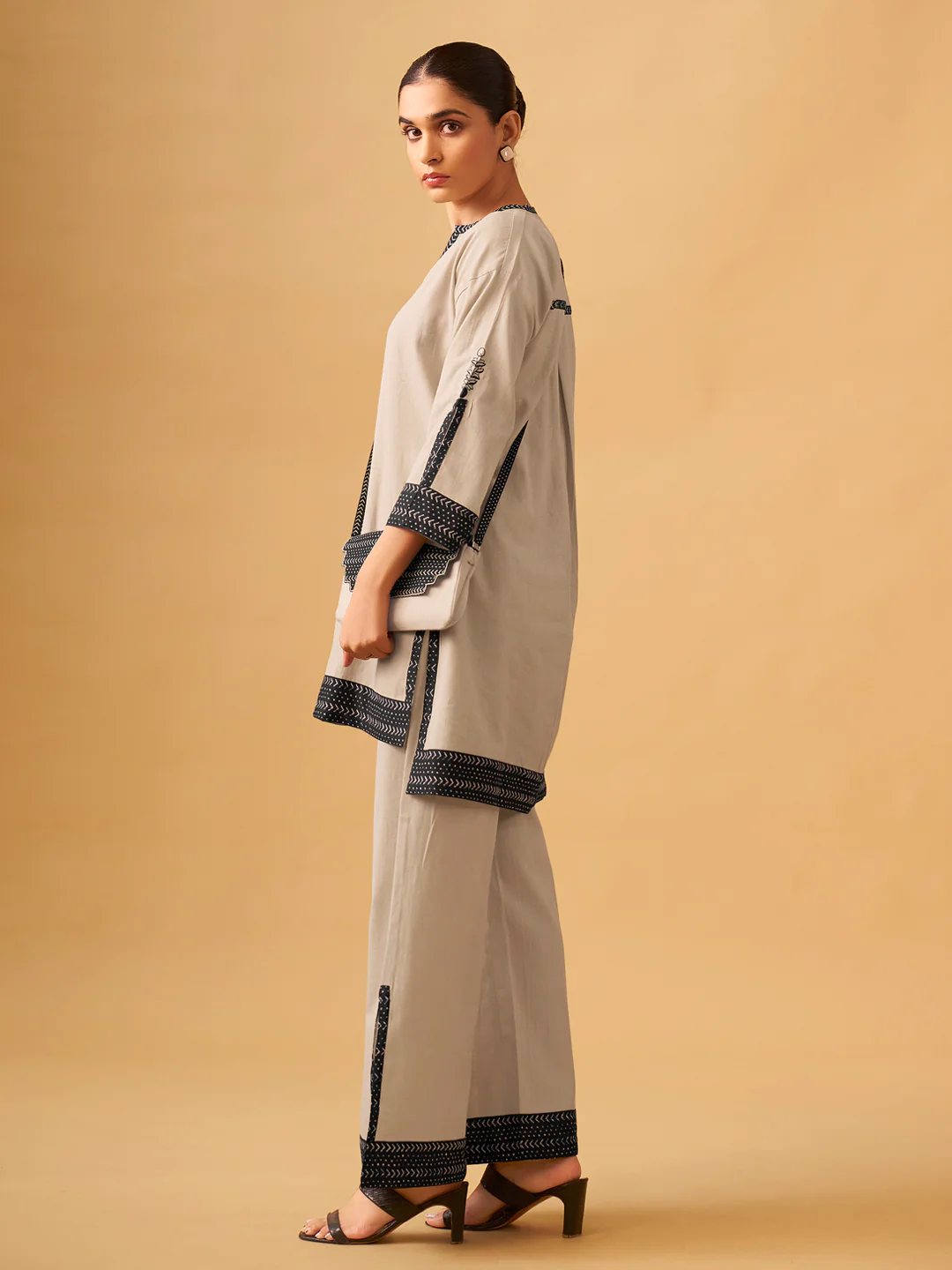 Everyday Cotton Kurta Set with a Matching Sling Bag - Image 5